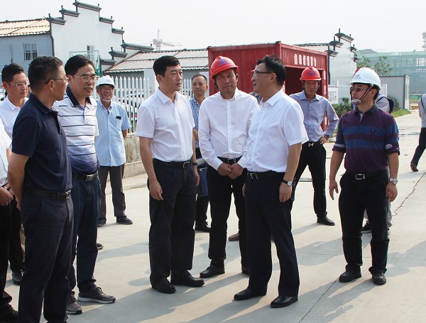 浙江省人大農(nóng)業(yè)與農(nóng)村委員會(huì)主任委員項(xiàng)永丹（時(shí)任省住建廳黨組書記、廳長(zhǎng)）視察耀廈集團(tuán)承建的浙江建設(shè)職業(yè)技術(shù)學(xué)院上虞校區(qū)項(xiàng)目