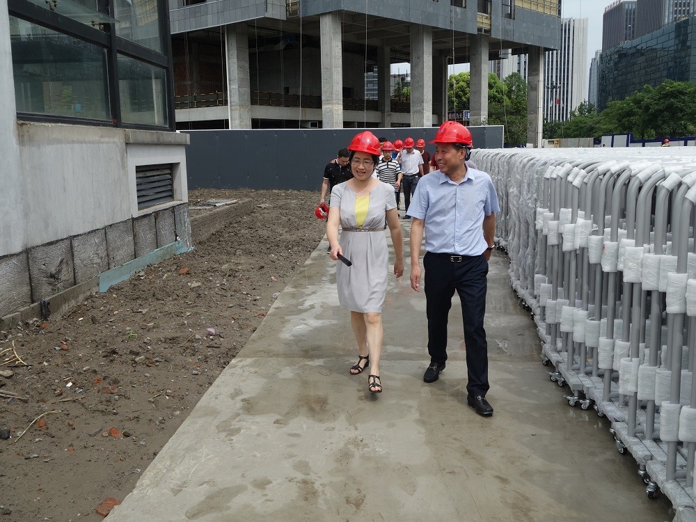 杭州市委常委、常務(wù)副市長(zhǎng)陳瑾（時(shí)任上城區(qū)委書記）視察耀廈集團(tuán)承建的上城區(qū)行政中心及科技文化館項(xiàng)目